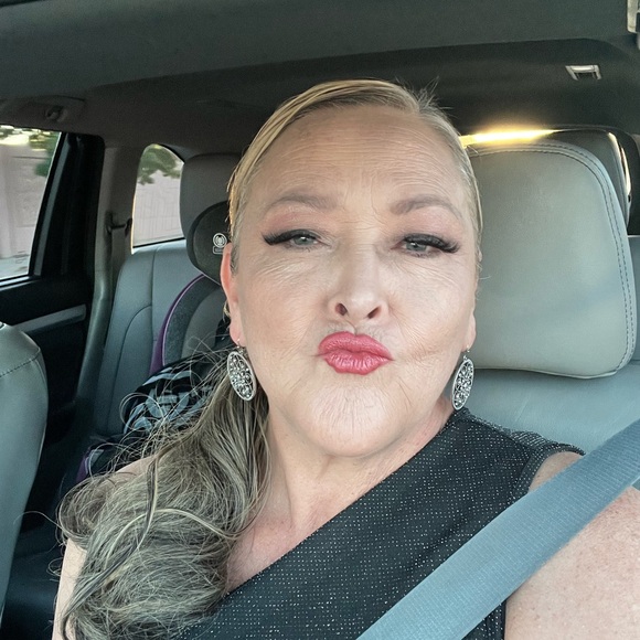 Meet your Posher, Stephanie - Picture 1 of 3